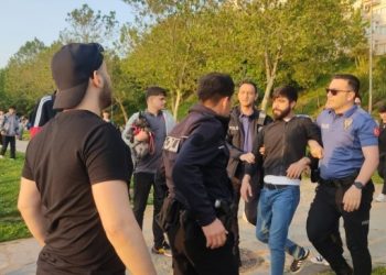 Halay çeken gençlere saldıran polis havaya ateş açtı