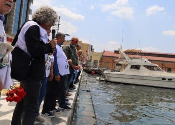 Gözaltında katledilenler için denize karanfil bırakıldı