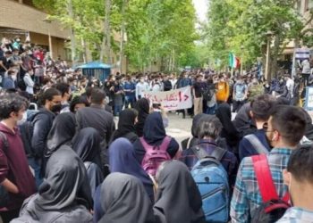 İran’da kadın öğrenciler üniversiteden çıkarıldı