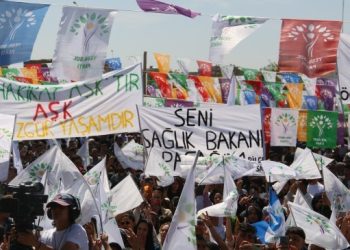 Wêranşar’da onbinler alanda: Tecrit en büyük darbedir