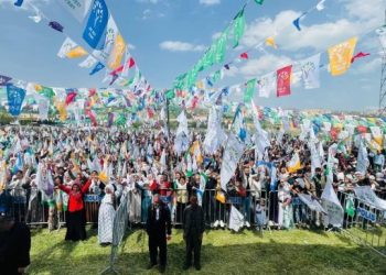 Binler Şirnex mitinginde: Ağacın altına vurduğumuz mühür, İmralı’nın kapılarını açacak