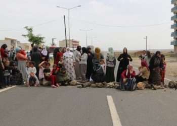 Hezex’te kadınlar kazalara karşı yolu trafiğe kapattı