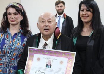 84 yaşında avukat oldu, cübbeyi giydi