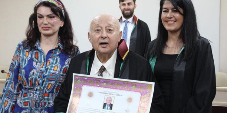 84 yaşında avukat oldu, cübbeyi giydi