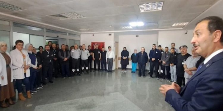 AKP milletvekili adayı Tokat Devlet Hastanesi’ni seçim meydanına çevirdi, sağlıkçıları hazır kıta bekletti