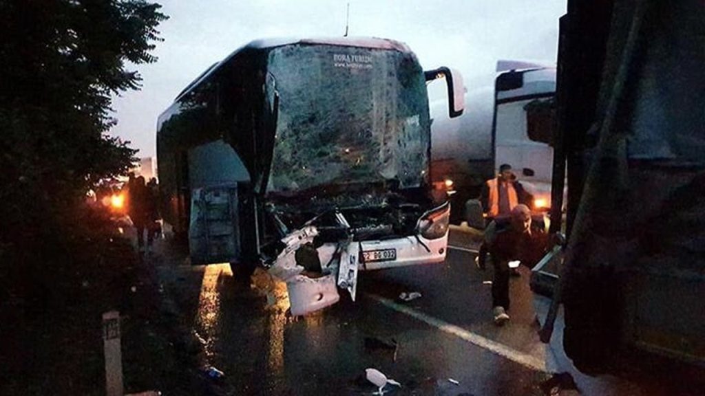 AKP seçmenlerini taşıyan otobüs TIR'a çarptı: Biri ağır 22 yaralı