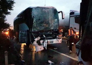 AKP seçmenlerini taşıyan otobüs TIR'a çarptı: Biri ağır 22 yaralı