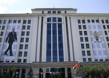 AKP yöneticisinden Erdoğan'a destek açıklaması yapmayan bürokratlara tehdit: 'Sizlerle de uğraşacağız'