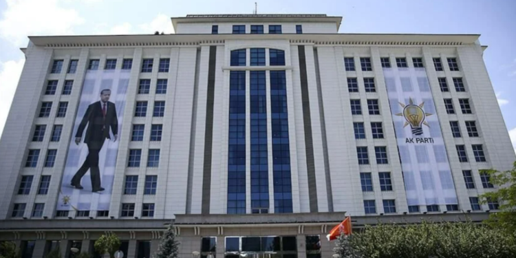 AKP yöneticisinden Erdoğan'a destek açıklaması yapmayan bürokratlara tehdit: 'Sizlerle de uğraşacağız'
