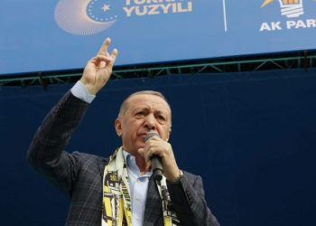 14 Mayıs'ta yapılacak olan Cumhurbaşkanlığı ve 28. Dönem Milletvekili Genel Seçimleri için son 10 güne girilirken, siyasi partiler seçmeni lehlerine ikna etmek için yeni taktikleri devreye sokmaya hazırlanıyor. AKP’de, kararsız seçmeni partiye çekebilmenin yolları tartışılıyor.