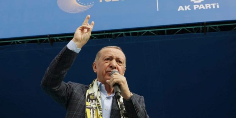 14 Mayıs'ta yapılacak olan Cumhurbaşkanlığı ve 28. Dönem Milletvekili Genel Seçimleri için son 10 güne girilirken, siyasi partiler seçmeni lehlerine ikna etmek için yeni taktikleri devreye sokmaya hazırlanıyor. AKP’de, kararsız seçmeni partiye çekebilmenin yolları tartışılıyor.