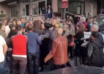 AKP’li Beyoğlu Belediye Başkanı’nın seçim konvoyundan hasta taşıyan araca yol vermesini isteyen vatandaş tutuklandı