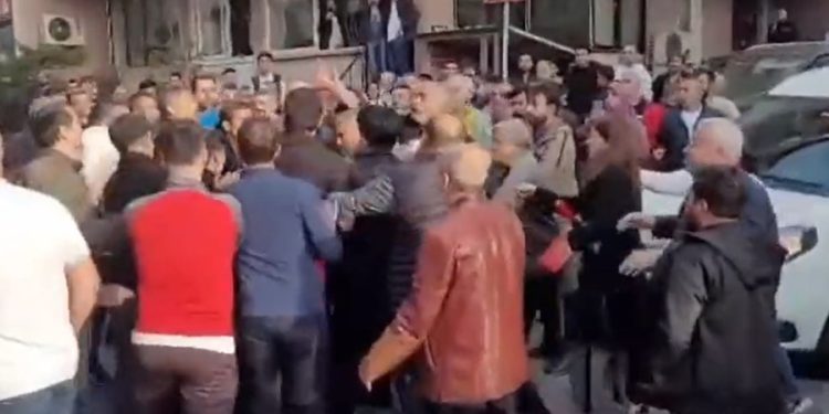 AKP’li Beyoğlu Belediye Başkanı’nın seçim konvoyundan hasta taşıyan araca yol vermesini isteyen vatandaş tutuklandı