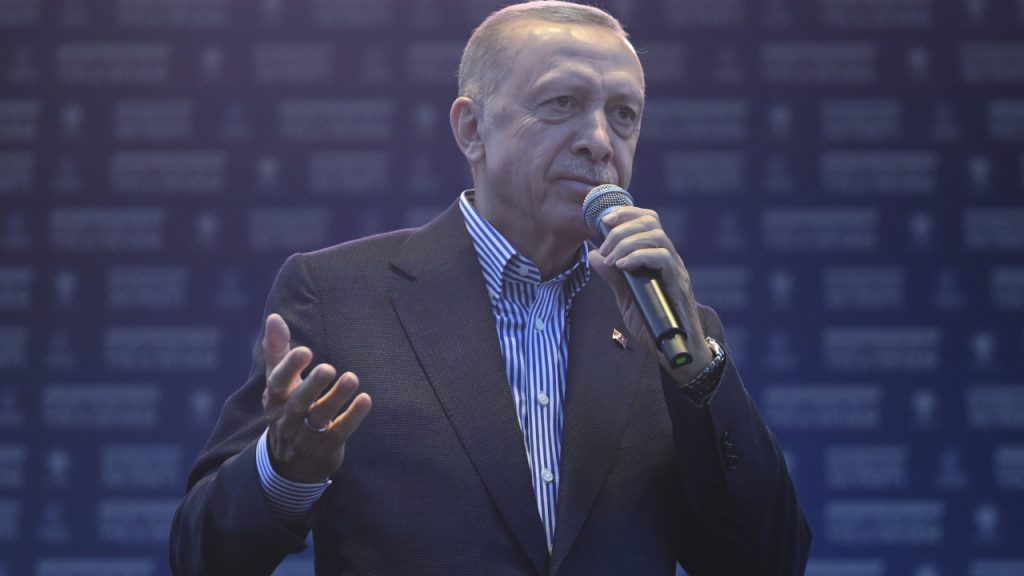 AKP'ye yakın Selvi: Erdoğan, 'ikinci turda banko kazanacaksınız' şeklindeki yaklaşımlara prim vermiyor, ihtiyatlı