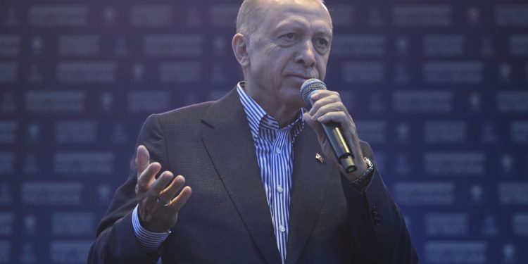 AKP'ye yakın Selvi: Erdoğan, 'ikinci turda banko kazanacaksınız' şeklindeki yaklaşımlara prim vermiyor, ihtiyatlı