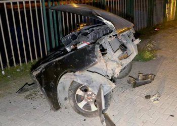 Adana'da feci kaza: Aydınlatma direğine çarpan otomobil ikiye bölündü