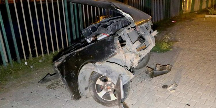 Adana'da feci kaza: Aydınlatma direğine çarpan otomobil ikiye bölündü