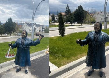 Adile Naşit heykelinin çay tepsisi çalındı