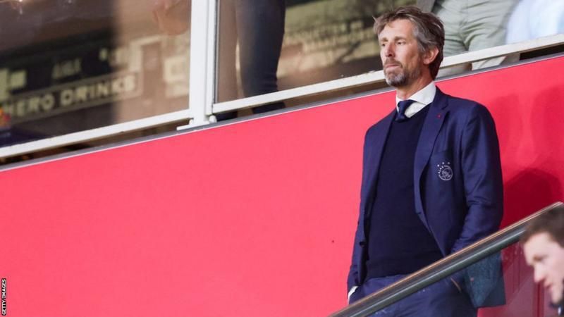 Hollanda Ligi’nde (Eredivisie) son 14 yılın en kötü sezonunu geçiren ve 3. olan Ajax’ın CEO'su Edwin van der Sar istifa etti. Hollanda futbolunun yetiştirdiği en önemli kalecilerden biri olan van der Sar, 11 yıldır Ajax’ın en yetkili ismiydi.