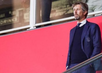 Hollanda Ligi’nde (Eredivisie) son 14 yılın en kötü sezonunu geçiren ve 3. olan Ajax’ın CEO'su Edwin van der Sar istifa etti. Hollanda futbolunun yetiştirdiği en önemli kalecilerden biri olan van der Sar, 11 yıldır Ajax’ın en yetkili ismiydi.