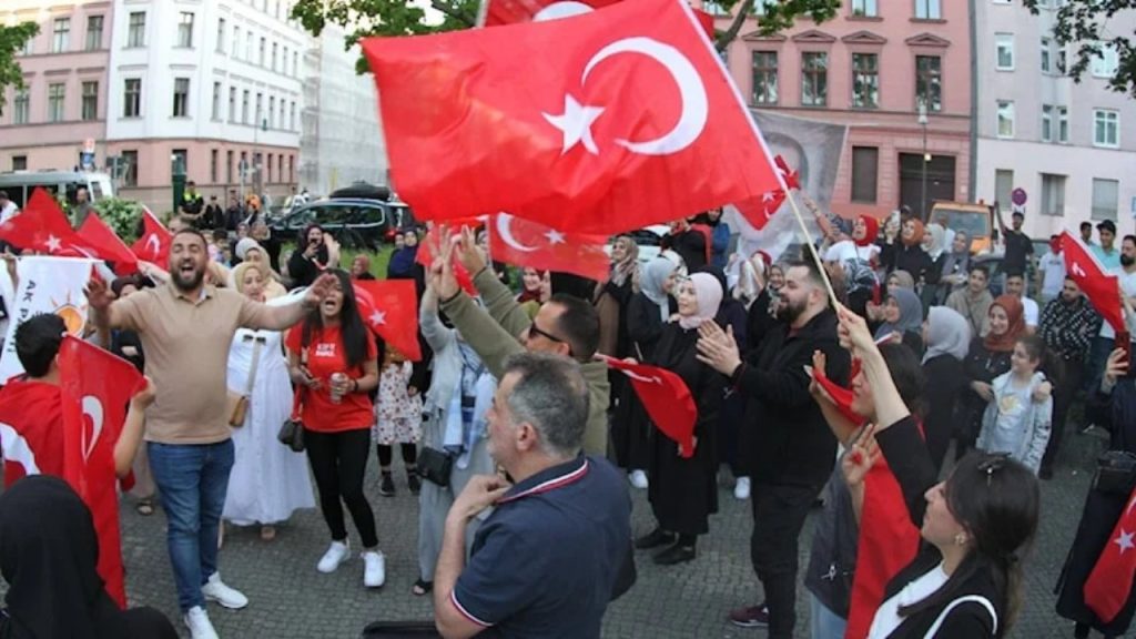 Almanya'da Türk asıllı bakan, Erdoğan konvoyuna tepki gösterdi