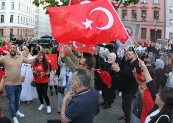 Almanya'da Türk asıllı bakan, Erdoğan konvoyuna tepki gösterdi