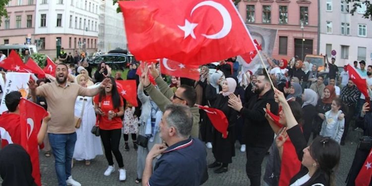 Almanya'da Türk asıllı bakan, Erdoğan konvoyuna tepki gösterdi
