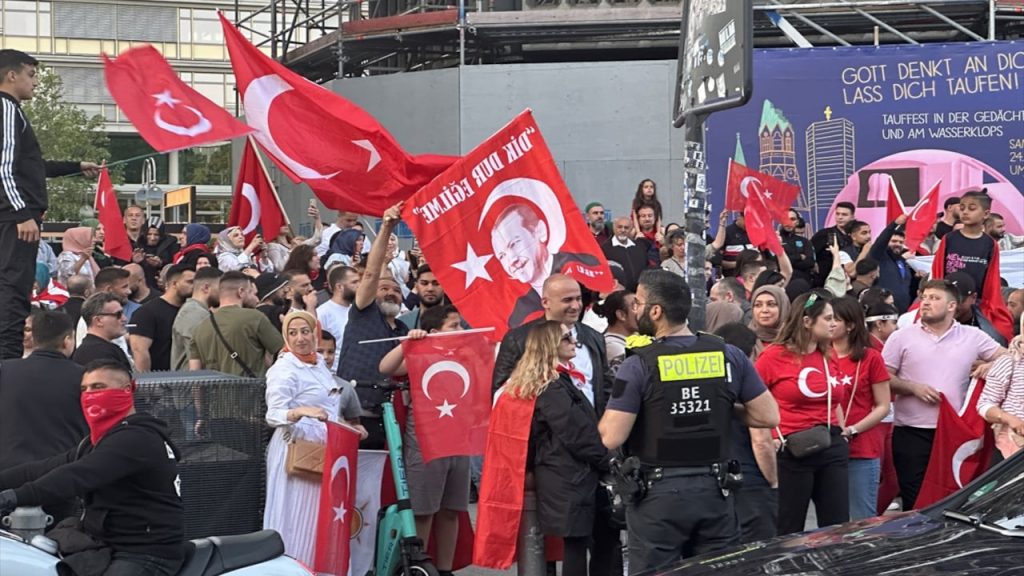 Almanya'da seçim gerilimi: Stuttgart'ta üç kişi ağır yaralandı