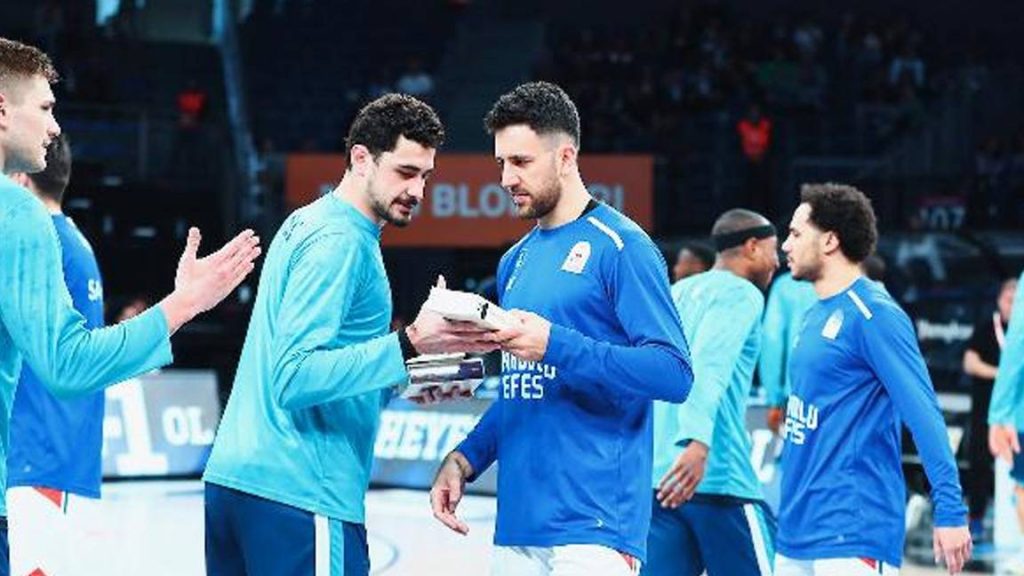 Anadolu Efes depremzedeler için binlerce kitap topladı