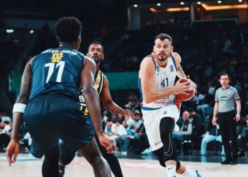 Anadolu Efes erteleme maçında Fenerbahçe Beko'yu yendi