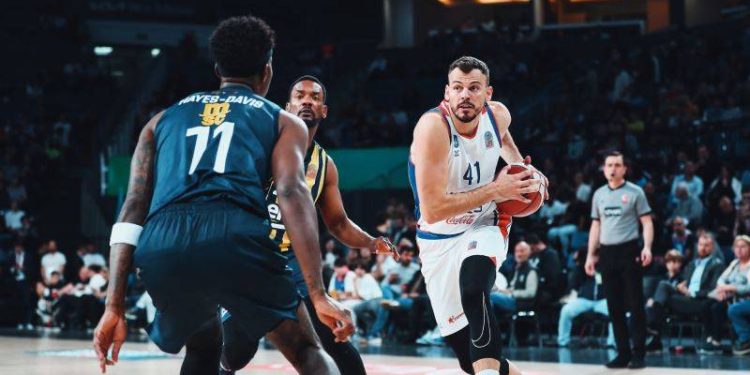 Anadolu Efes erteleme maçında Fenerbahçe Beko'yu yendi