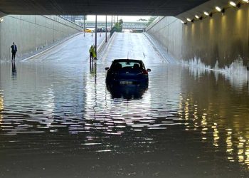 Ankara'da sağanak; yollar göle döndü, araçlar mahsur kaldı