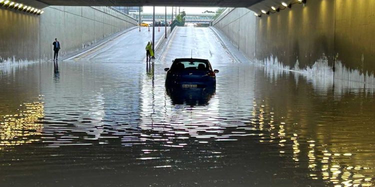 Ankara'da sağanak; yollar göle döndü, araçlar mahsur kaldı