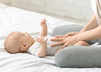 Anne sütü kolikten koruyor: Bebekleri rahatlatacak 7 yöntem