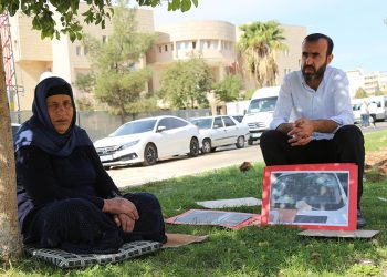 Annesiyle ‘adalet nöbeti’ tutan Ferit Şenyaşar, Yeşil Sol Parti’den milletvekili seçildi