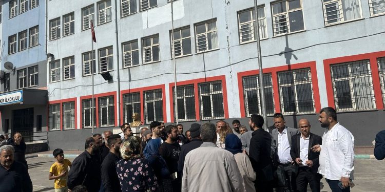 Antep'te seçmenler habersizce görevli yapılmış: Okullarında oy kullanamadılar