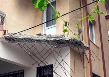 Avcılar'da balkonu çöken binaya tahliye kararı