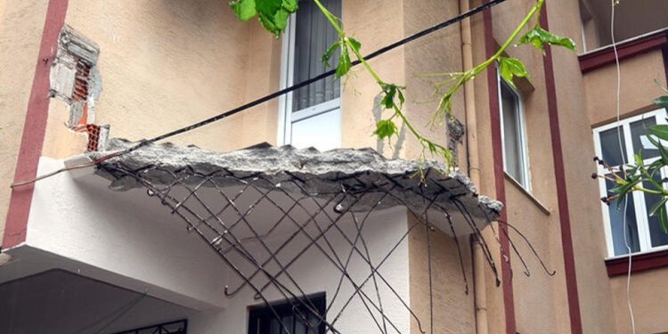 Avcılar'da balkonu çöken binaya tahliye kararı