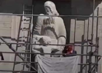 BBC genel merkezindeki tartışmalı heykele çekiçli protesto