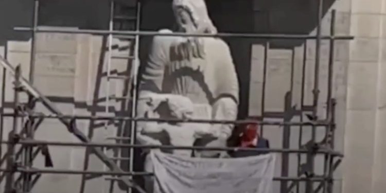 BBC genel merkezindeki tartışmalı heykele çekiçli protesto