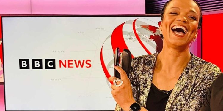 BBC spikerinin yayında olduğunu unutup yaptıkları gündem oldu