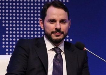 Berat Albayrak annesiyle oy kabinine girdi, tutanak tutuldu