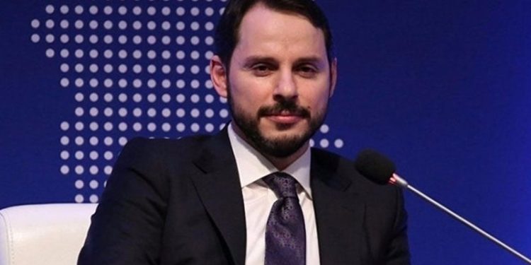 Berat Albayrak annesiyle oy kabinine girdi, tutanak tutuldu