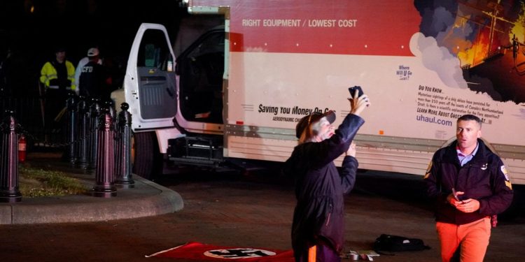 Beyaz Saray bariyerlerine kamyonla çarptı, araçtan Nazi bayrağı çıktı