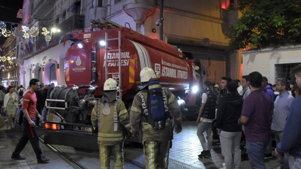 Beyoğlu’nda gece kulübünde yangın çıktı