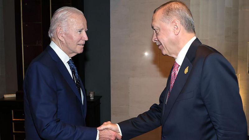 ABD Başkanı Joe Biden, yeniden Cumhurbaşkanlığına seçilmesi dolayısıyla Recep Tayyip Erdoğan'ı telefonla arayarak tebrik etti.