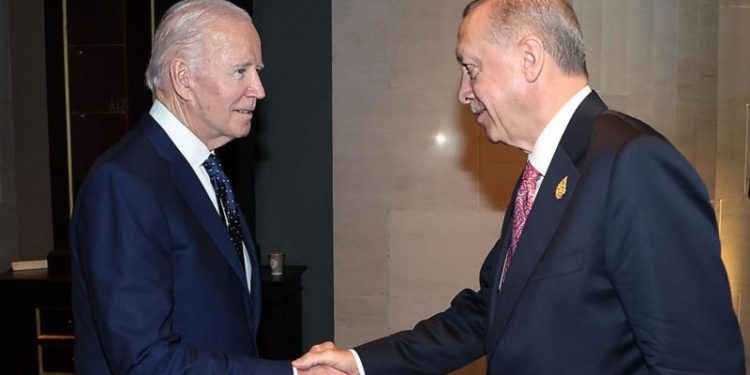 ABD Başkanı Joe Biden, yeniden Cumhurbaşkanlığına seçilmesi dolayısıyla Recep Tayyip Erdoğan'ı telefonla arayarak tebrik etti.