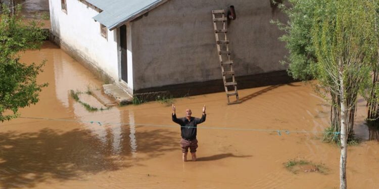 Bingöl'de sağanak su baskınlarına neden oldu