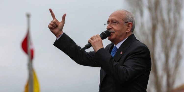 Bloomberg: AKP'nin kampanyasına çaresizlik havası sızmış durumda