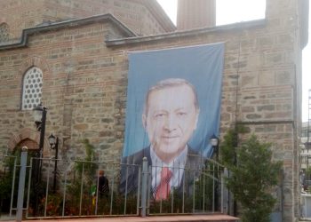 Bursa’da cami duvarına Tayyip Erdoğan’ın seçim posteri asıldı